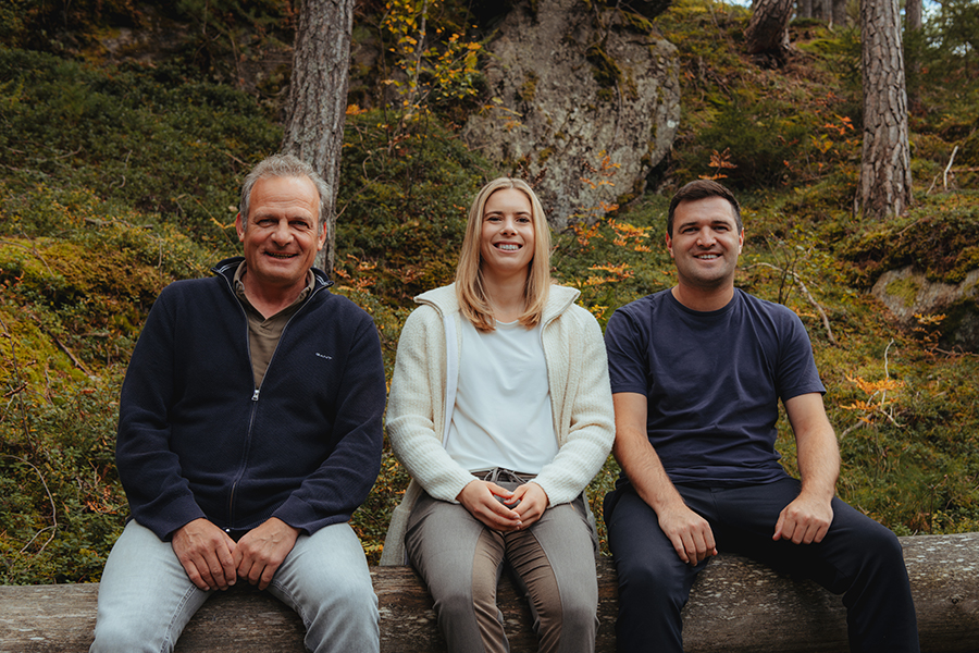 Katharina Liensberger mit Jannik und Bernd Rau in der Natur